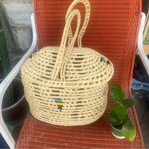 Vintage woven straw cream tan picnic basket with lid and long handles